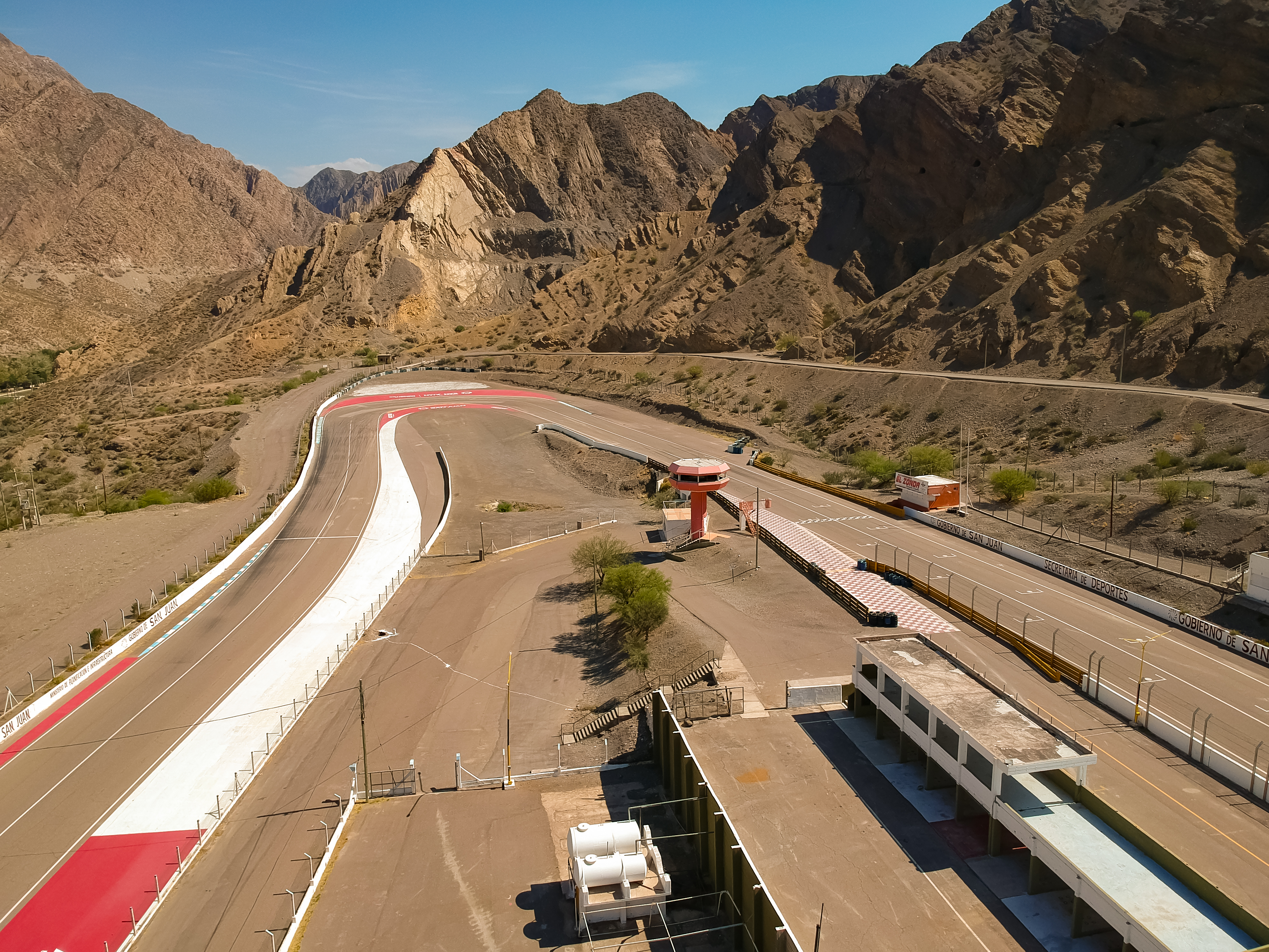 Pelotón de autos en plena competencia